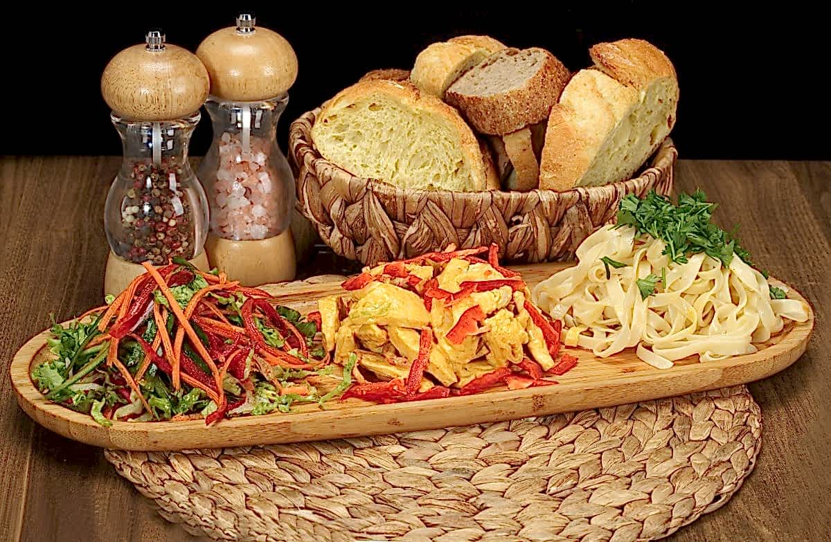 Hardallı Tavuk - Napoliten Soslu Tagiletta - Mevsim Salata