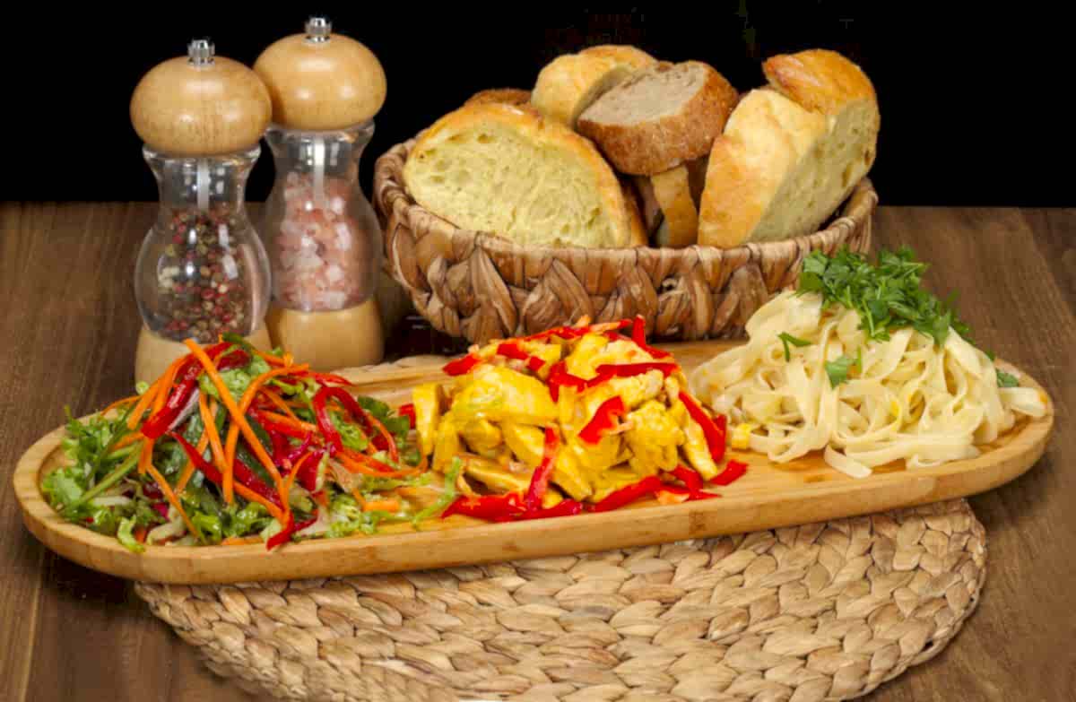 Hardallı Tavuk+Napoliten Soslu Tagiletta+Mevsim Salata