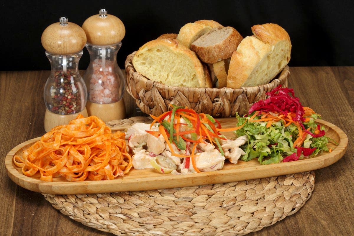 Kaşarlı Tavuk+Napoliten Soslu Tagiletta+Mevsim Salata